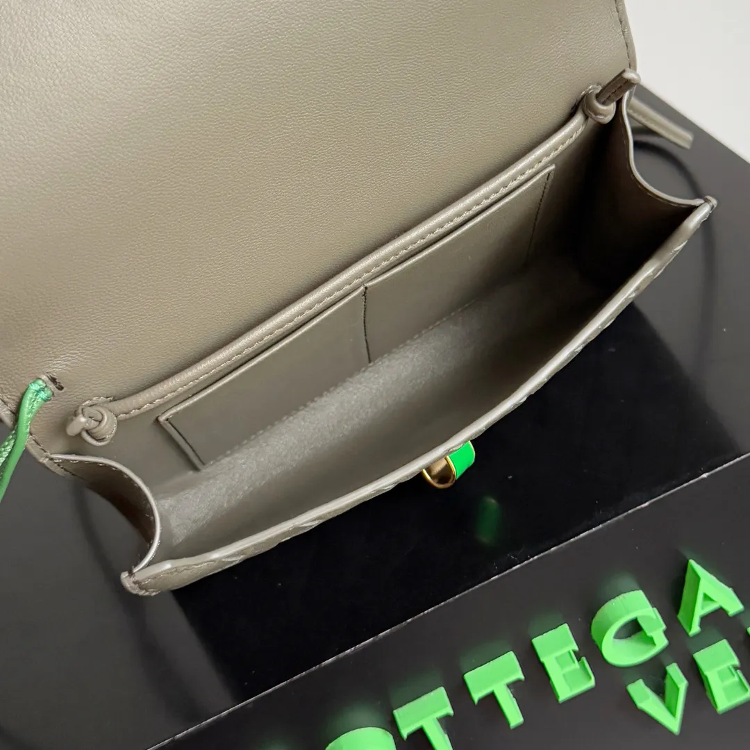 Batch 1560 Bottega Veneta2025 new product Daisy Andiamo bag, classic woven crossbody bag, thin shoulder strap is more casual, especially the small pendant design this time, daisy + green leaves + small gold chain, add a playful and smart look to the tough leather🌼Metallic button and knot closure, simple but not simple, elegant texture, elegant weaving attitude. You can also decide how to carry the bag according to your outfit and occasion. It can be used as a clutch bag, shoulder bag, or crossbody bag. It has a high usage rate. 😊Pair it with a simple skirt to instantly become relaxed and fashionable. Pair it with a smart suit to neutralize the formal feeling. It can be used for commuting and dating! Style number: 838870 (836940) Size: 19*12.6*2cm